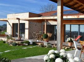 Gîte en bois avec piscine naturelle, 3 chambres avec terrasses privatives - FR-1-496-258，位于Champoly的酒店