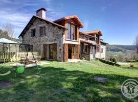 Gîte et studio avec cheminée, terrasse, salle de jeux et nature préservée à La Versanne - FR-1-496-280