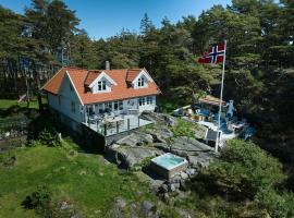 Beachfront Gem With Outdoor Kitchen In Hvaler，位于斯科耶霍伦的酒店