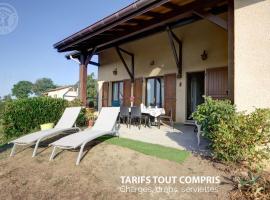 Gîte familial tout confort avec jardin, salle de jeux, garage et terrasse, près de Saint-Étienne - FR-1-496-204，位于Saint-Christo-en-Jarez的酒店