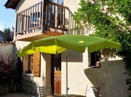 Gîte chaleureux avec cheminée, terrasse et jardin clos - Animaux acceptés - FR-1-496-30，位于Maringes的酒店