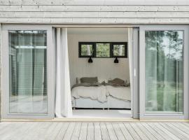 Architect-Designed House With Sea View In Ljugarn，位于Ljugarn的酒店