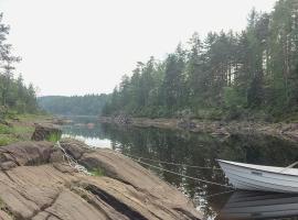 Historic Forest Cabin By Lake Steinsvannet，位于Lundeby的酒店