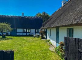 Traditional Scanian Farmhouse Near Sandhammaren Beach，位于Löderup的酒店