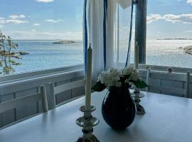 Family Cabin By The Sea With Private Pier，位于Ula的酒店