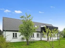 Renovated Farmhouse By The Beach On Møn