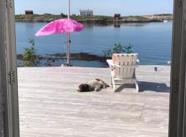 Historic Cabin By The Atlantic Ocean Road，位于Vevang的酒店