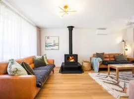 Charming Cottage - Short Walk to Beach