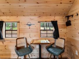 Incredible Design A-Frame with Fully Equipped Deck in Maine，位于牛津的酒店