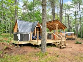Cute A-Frame Retreat with Inviting Hot Tub in Oxford, Maine，位于牛津的酒店
