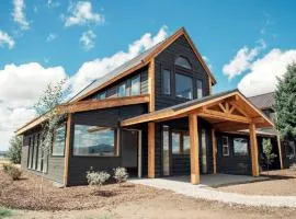 Beautiful Unit in a Scenic Farmhouse Retreat with Panoramic Views near Skiing & Trails in Tetonia, Idaho