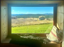 Historic Log Cabin With Views Of Rondane，位于灵厄比的酒店