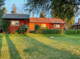Traditional Dalarna Cottage With Lake Siljan Views，位于Sollerön的酒店