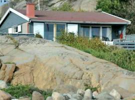 Seaside Cabin With Views Over Røssesundet，位于彻默岛的酒店