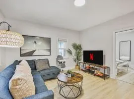Chic 2 BR Urban Retreat Near Beach Free Parking