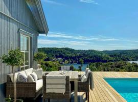 Modern Summer House With Pool In Risør，位于里瑟尔的酒店