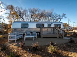 Cozy Airstream Getaway in Downtown Prescott AZ Near Whiskey Row，位于普雷斯科特的酒店