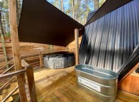 Splendid A-Frame with Outstanding Indoor and Outdoor in Maine，位于牛津的酒店