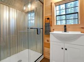 Serene A-Frame with Hot Tub Perfect for Couples in Oxford, Maine，位于牛津的酒店