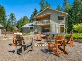 Cozy Pine Cabin Pool Access，位于罗纳德的酒店