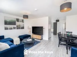 Pass the Keys Modern Townhouse with Garden and Parking in Ascot