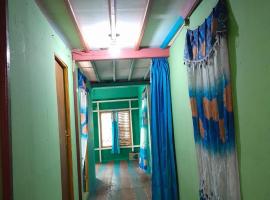 Surf House Hostel，位于Pulau Sarang的酒店