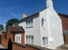 Blyton 2-Bed Cottage Parking 30m to Lincoln