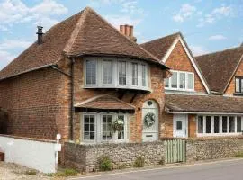 Cosy Character Cottage by the Sea