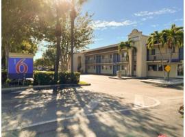 Motel 6 Riviera Beach FL，位于里维埃拉海滩的酒店