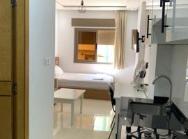 New Cozy Studio Apartments, Only for married couples or families or individuals，位于得土安的酒店