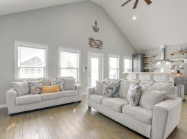 Deck and Patio Recently Built Bolivar Peninsula Gem，位于Bolivar Peninsula的酒店