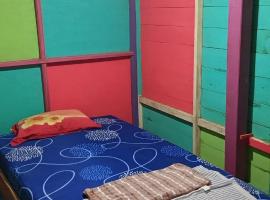 Surf House Hostel，位于Pulau Sarang的酒店