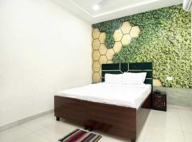 OYO Hotel Golden Crown，位于Rājpura的酒店