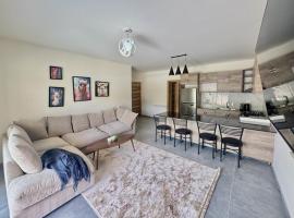 Astra Faqra 3BR w Pool and Balcony，位于Afqā的酒店