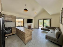 Alpina Faqra 3-BR w Pool and Balcony，位于Afqā的酒店