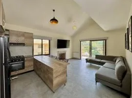 Alpina Faqra 3-BR w Pool and Balcony