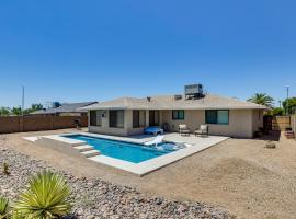 Sun City West Home in 55 and Community Near Golf，位于Sun City West的酒店