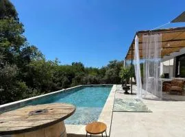 Chambre Deluxe - vue jardin - située dans le triangle d'or du Luberon