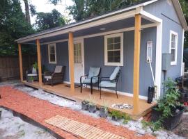 Tiny home barn style in backyard with Animals，位于奥兰多的小屋