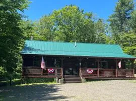 Mountain-Top-Hideaway Stay in a log cabin on a private rd! Swim, hike, explore a true mountain experience