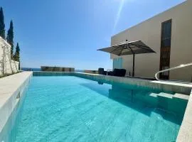 Elite Vila with Pool, Green Coast