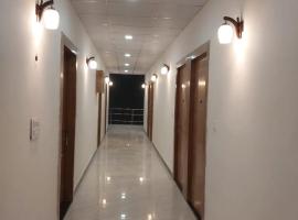 Ladli palace guest house，位于Barsāna的酒店
