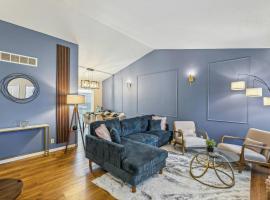 Kings, 75" TV & Backyard Fun - NearWesley，位于威奇托的酒店