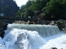 kundalshahi waterfall view hotel and resturant，位于Kundālshai的酒店