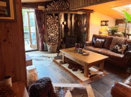 Tree-Tops Treehouse Eco Retreat，位于Dewlish的酒店