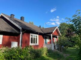 Villa Next to the Forest，位于Tingsryd的带停车场的酒店