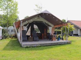 Safari tent in the middle of the Fryske Walden，位于Twijzel的酒店