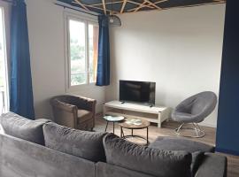 Grand appartement avec belle vue，位于于泽什的酒店