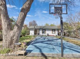 Walkable DT Foliage Haven with Pickleball Court，位于奥斯汀的酒店