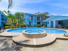 Coco - Laguna Azul Poolside Condo，位于科克的酒店